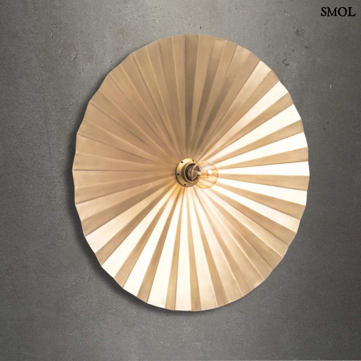 Fali lámpa luxus sárgaréz kivitelben, szürke háttérrel