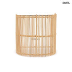 Natúr színű rattan lámpaernyő félhenger formában, fehér háttérrel