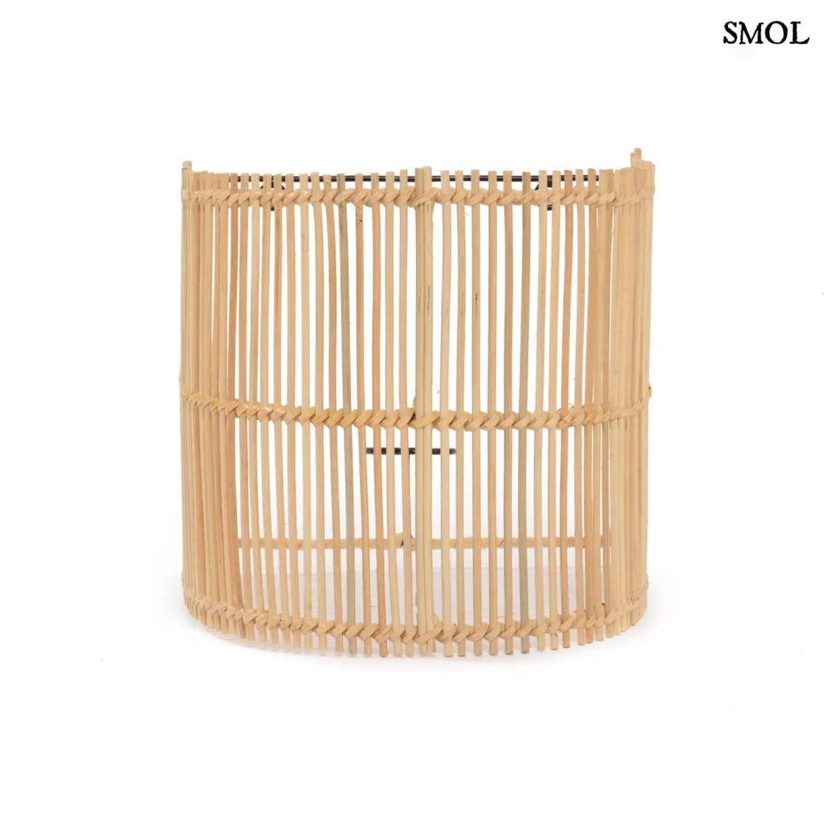 Natúr színű rattan lámpaernyő félhenger formában, fehér háttérrel