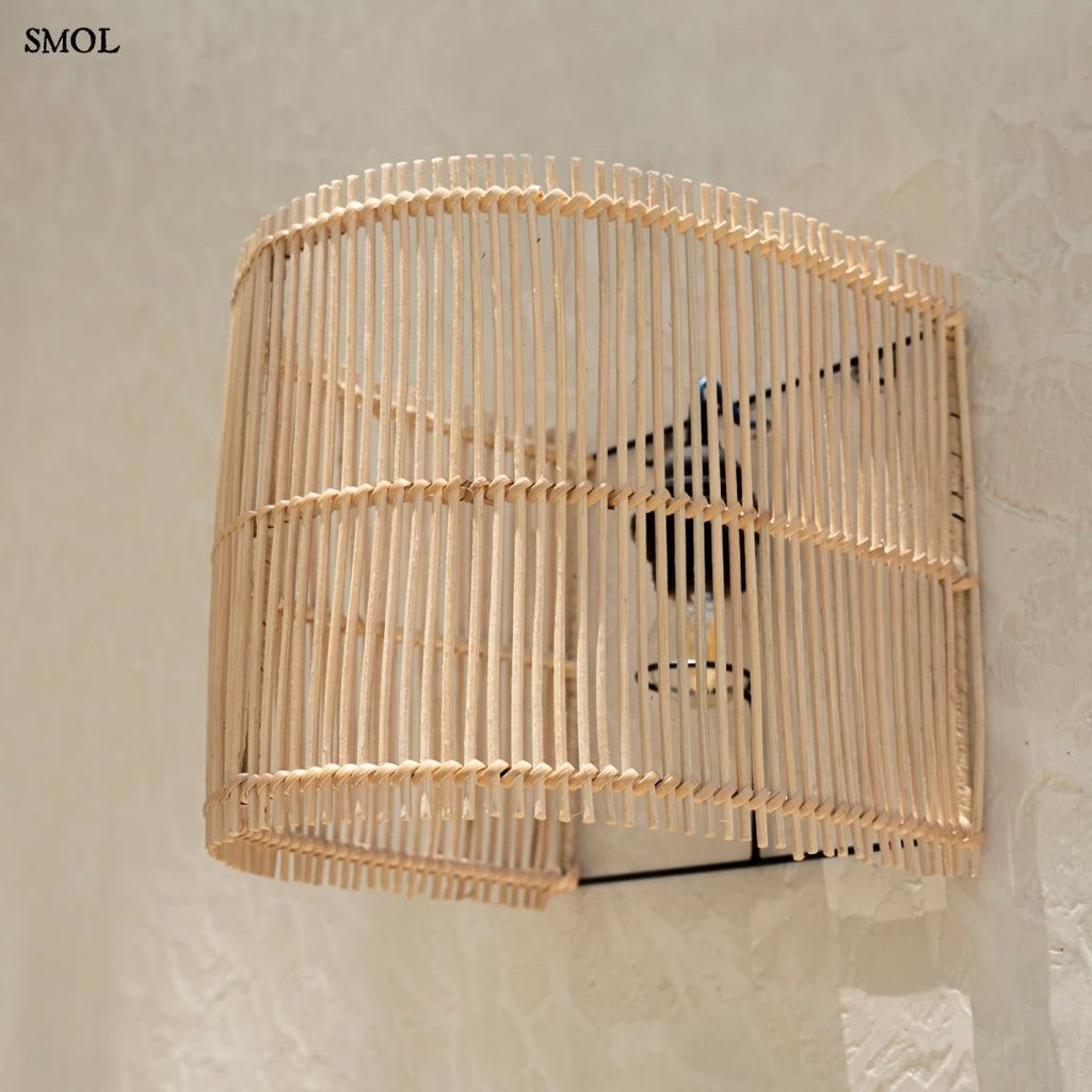 Natúr színű rattan lámpaernyő félhenger formában bézs háttérrel