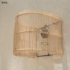 Natúr színű rattan lámpaernyő félhenger formában bézs háttérrel