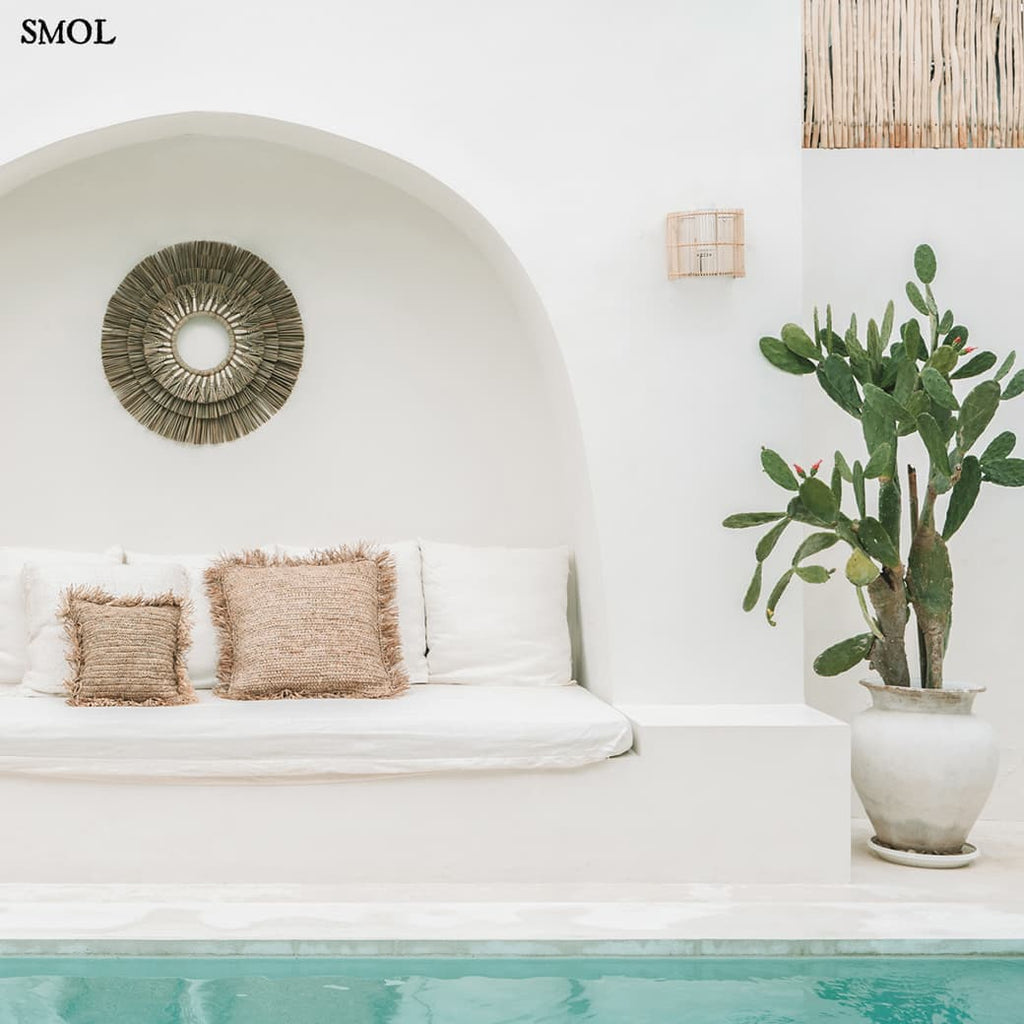 Natúr színű rattan lámpaernyő félhenger formában teraszon