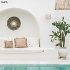 Natúr színű rattan lámpaernyő félhenger formában teraszon