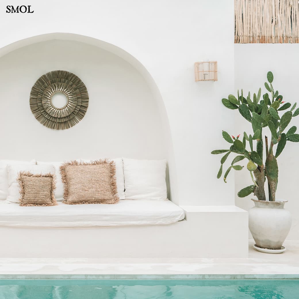 Natúr színű rattan lámpaernyő félhenger formában teraszon