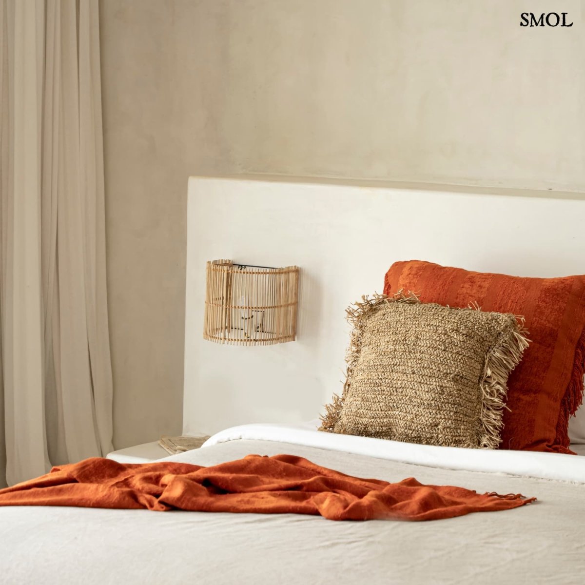 Natúr színű rattan lámpaernyő félhenger formában ágy mellett