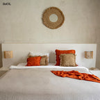 Natúr színű rattan lámpaernyő félhenger formában, hálószobában