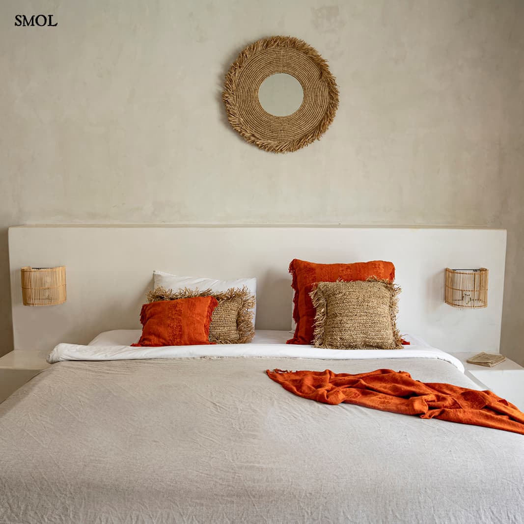 Natúr színű rattan lámpaernyő félhenger formában, hálószobában