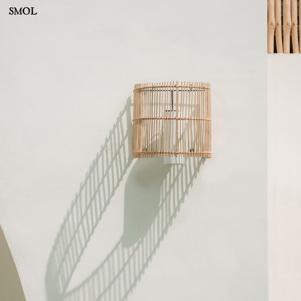 Natúr színű rattan lámpaernyő félhenger formában teraszon, falon