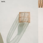 Natúr színű rattan lámpaernyő félhenger formában teraszon, falon