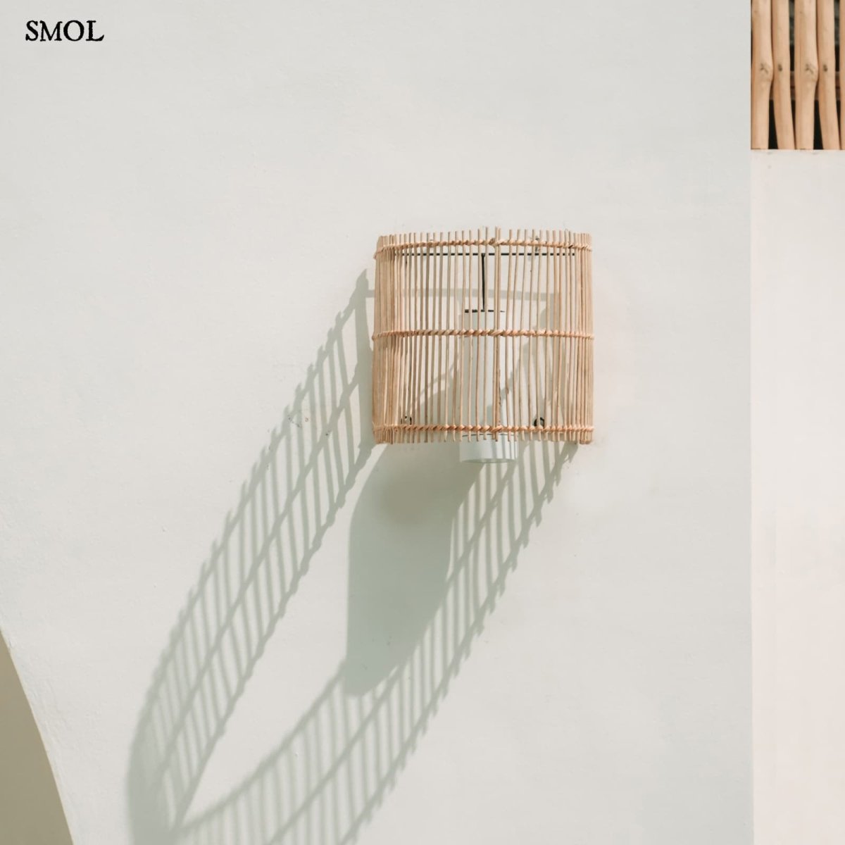 Natúr színű rattan lámpaernyő félhenger formában teraszon, falon