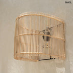 Natúr színű rattan lámpaernyő félhenger formában falon