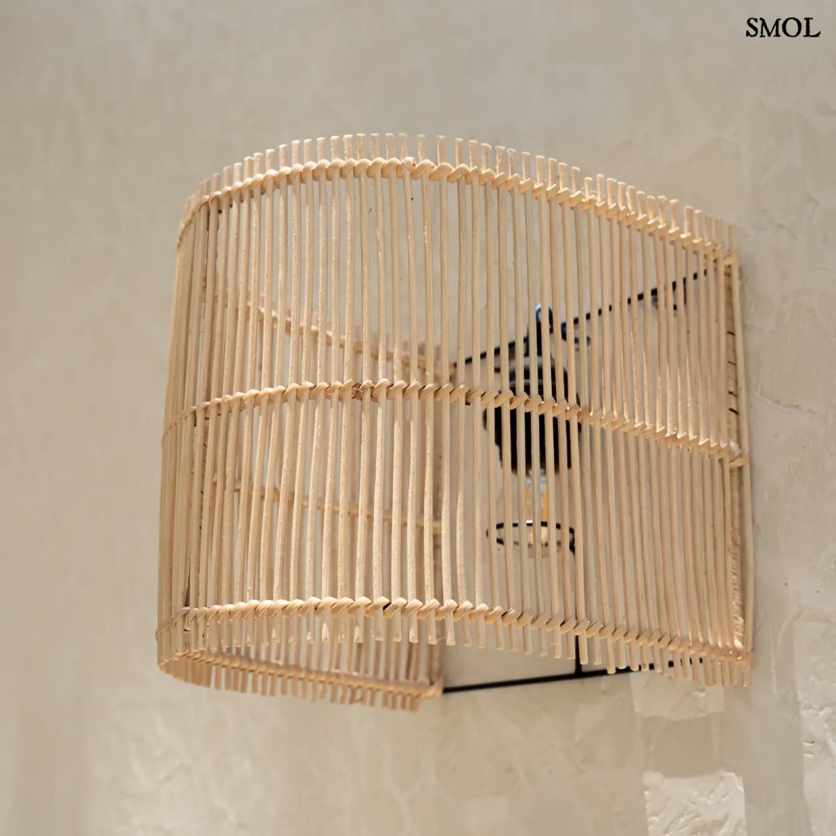 Natúr színű rattan lámpaernyő félhenger formában falon