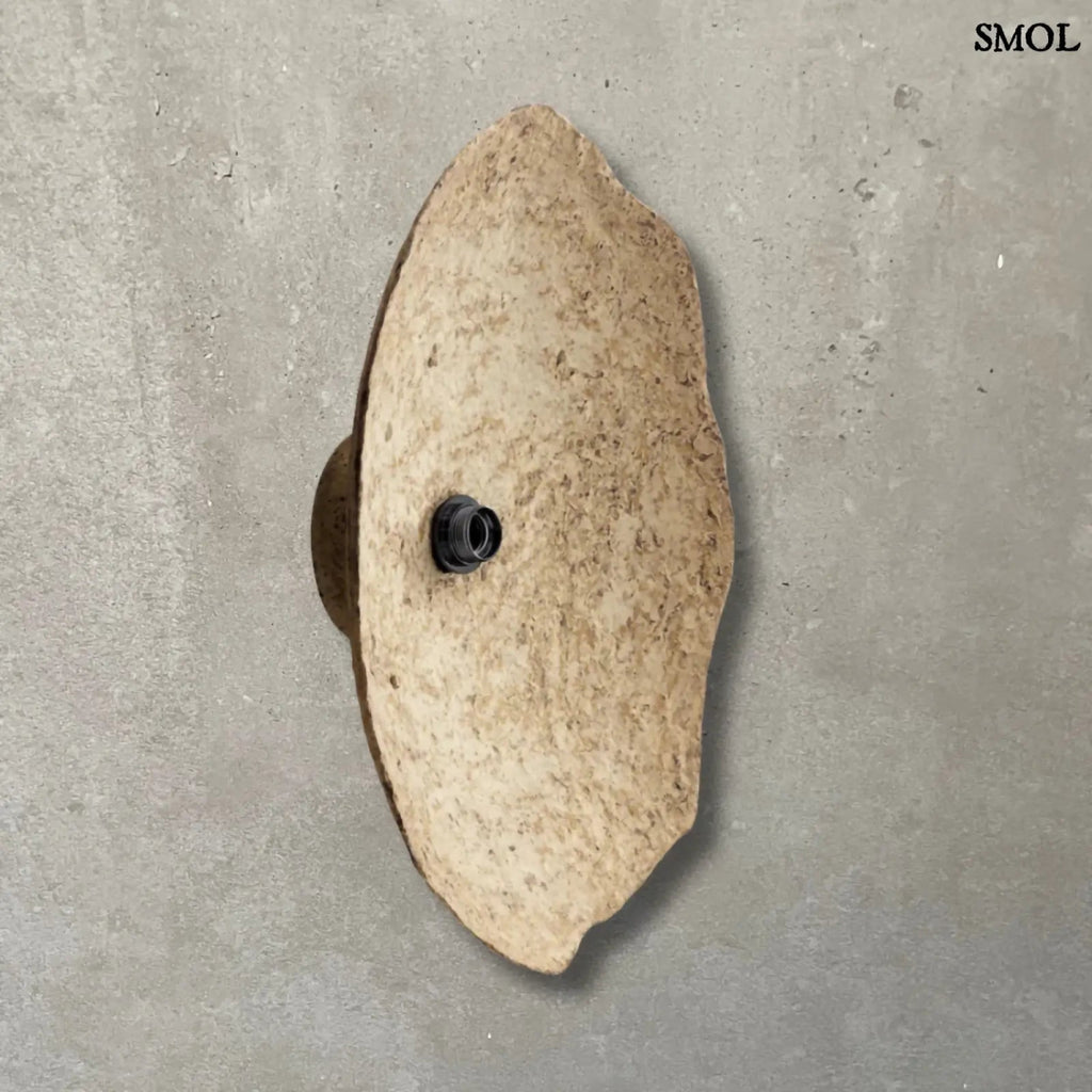 Falilámpa papírmaséból, organikus homokszínű felülettel natúr háttérrel