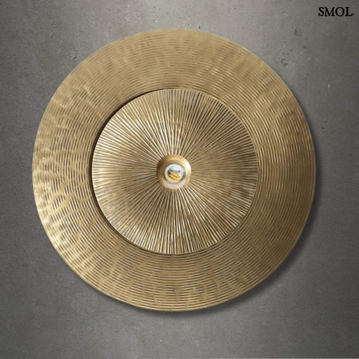 Sárgaréz Fali Lámpa dupla hold formával, indiai kézműves munka, szürke háttérrel