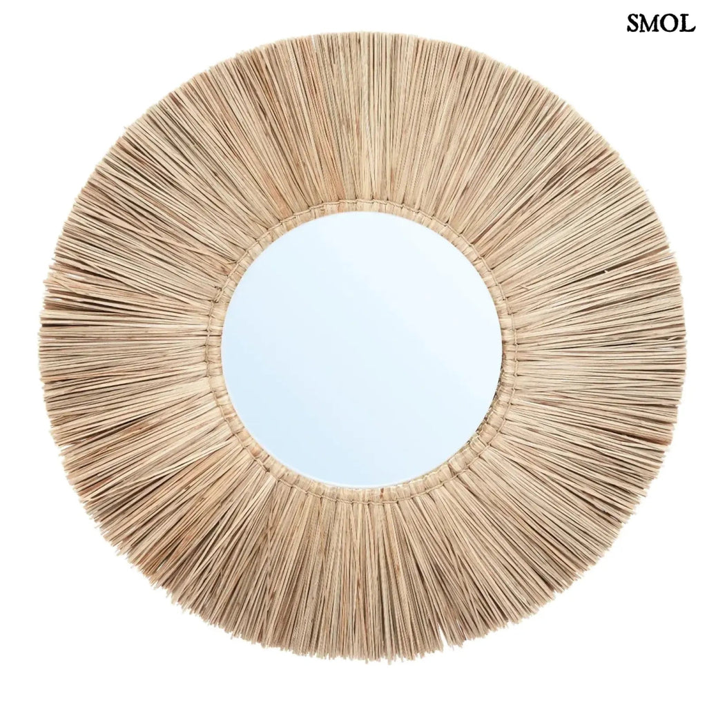 Boho stílusú, természetes fűből készült kör alakú falitükör, fehér háttérrel