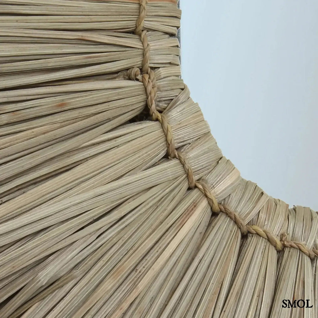 Boho stílusú, természetes fűből készült kör alakú falitükör, fonat nagyítva