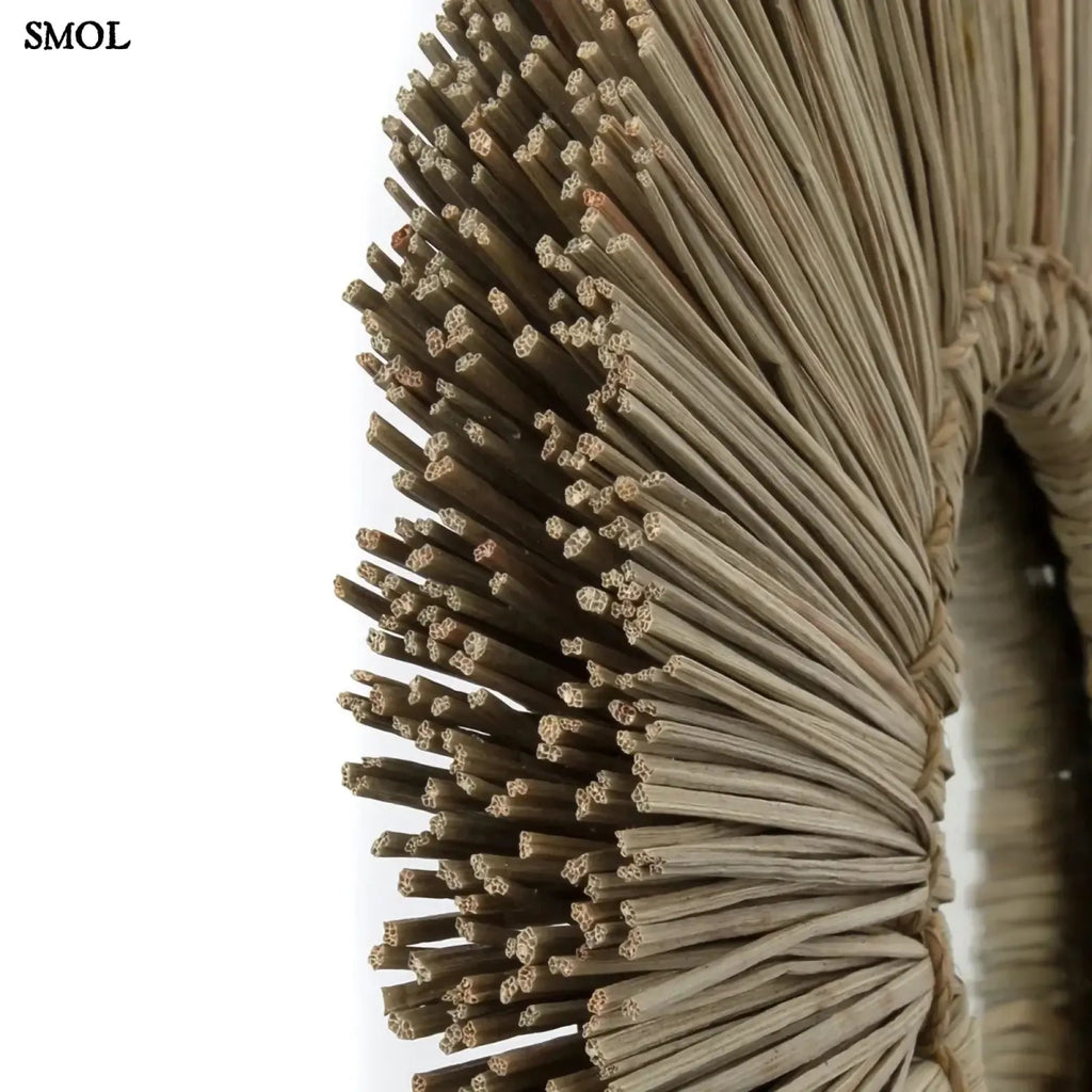 Boho stílusú, természetes fűből készült kör alakú falitükör, oldalról nagyítva