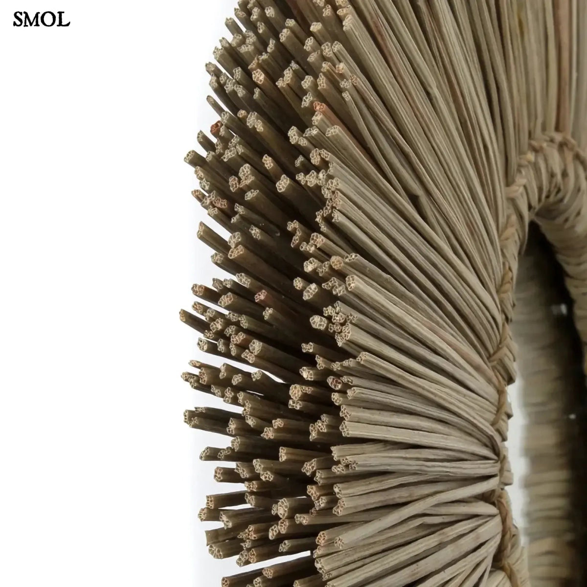 Boho stílusú, természetes fűből készült kör alakú falitükör, oldalról nagyítva