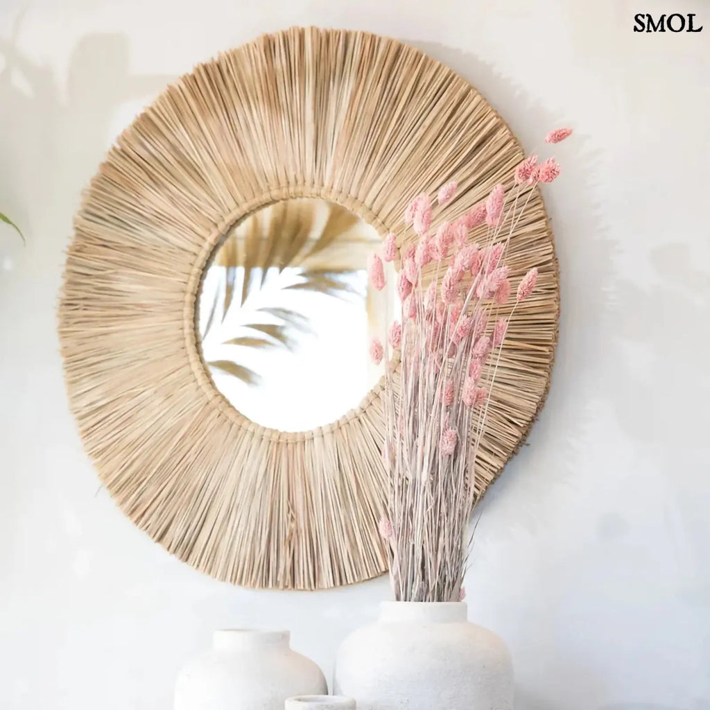 Boho stílusú, természetes fűből készült kör alakú falitükör, rózsaszín fűvel