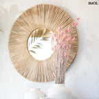 Boho stílusú, természetes fűből készült kör alakú falitükör, rózsaszín fűvel