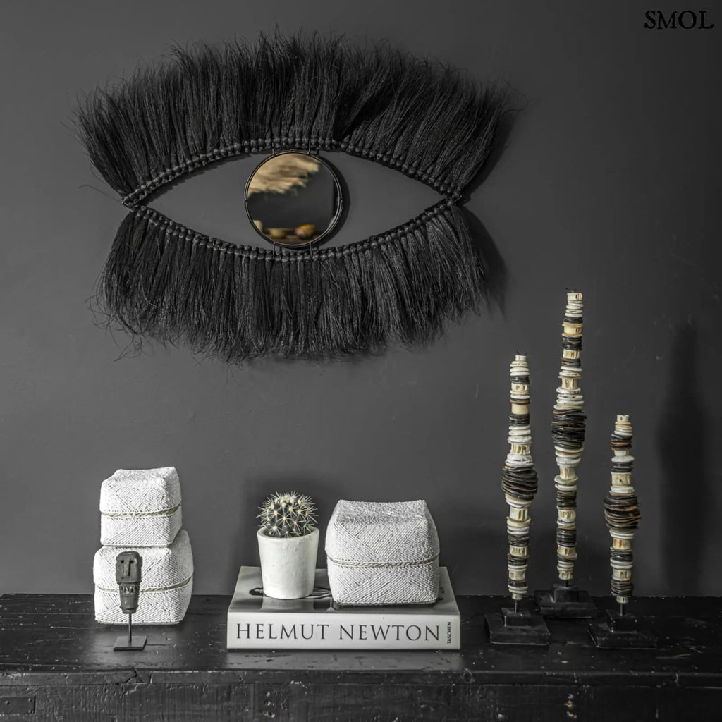 Falitükör fekete fűből, ovális formában, természetes anyagból készült, fekete falon , kiegészítőkkel