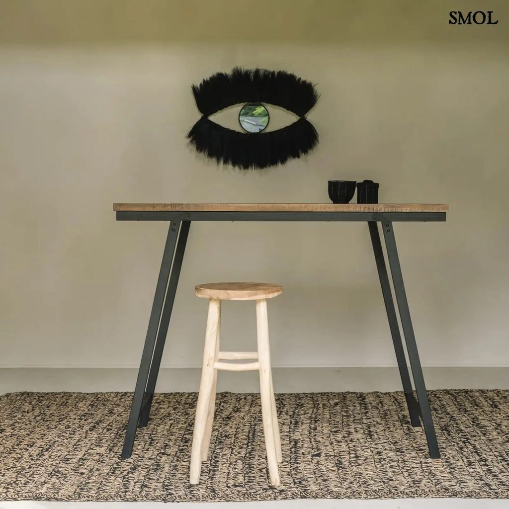 Falitükör fekete fűből, ovális formában, természetes anyagból készült, bárasztallal, bárszékkel