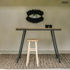 Falitükör fekete fűből, ovális formában, természetes anyagból készült, bárasztallal, bárszékkel