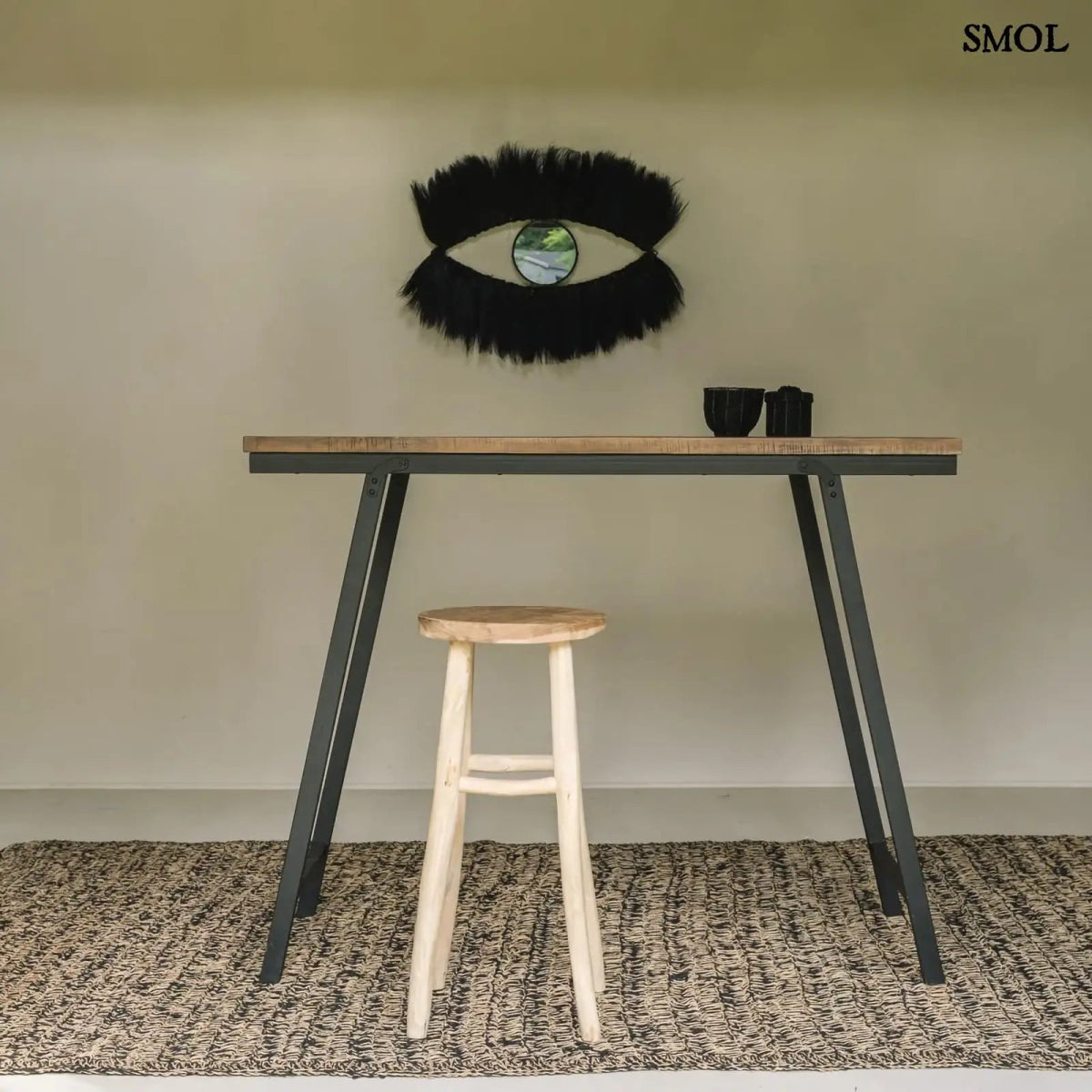 Falitükör fekete fűből, ovális formában, természetes anyagból készült, bárasztallal, bárszékkel