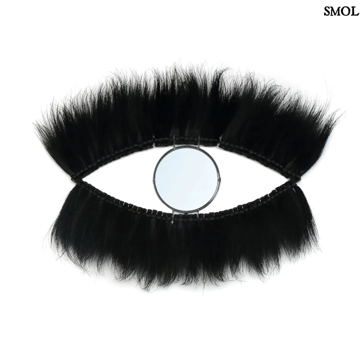 Falitükör fekete fűből, ovális formában, természetes anyagból készült, fehér háttérrel