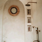 Kerek falitükör natúr fű díszítéssel és rojtos boho kerettel, fürdőszobában