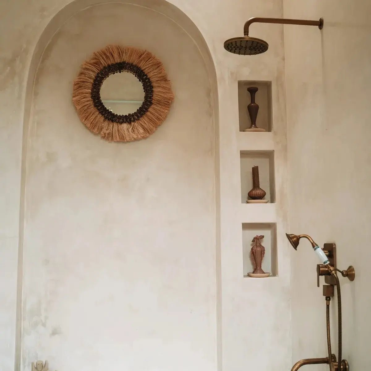 Kerek falitükör natúr fű díszítéssel és rojtos boho kerettel, fürdőszobában