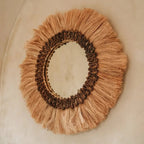 Kerek falitükör natúr fű díszítéssel és rojtos boho kerettel, falon