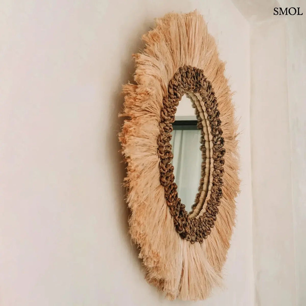 Kerek falitükör natúr fű díszítéssel és rojtos boho kerettel, oldalról nagyítva