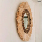 Kerek falitükör natúr fű díszítéssel és rojtos boho kerettel, oldalról nagyítva