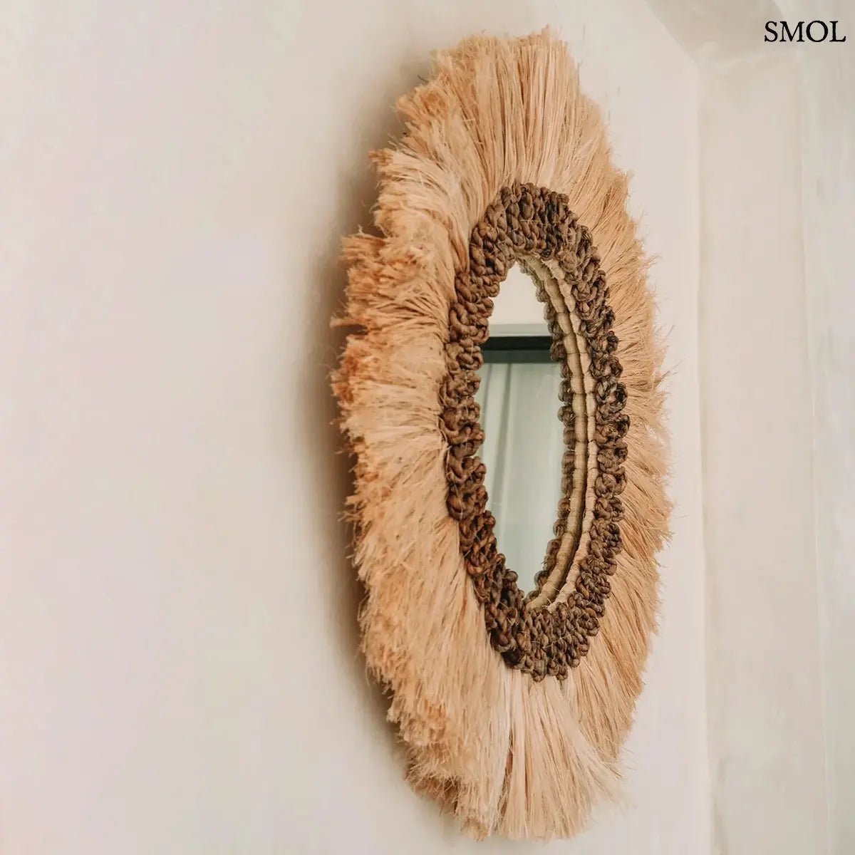 Kerek falitükör natúr fű díszítéssel és rojtos boho kerettel, oldalról nagyítva