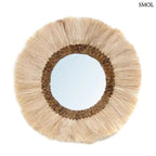 Kerek falitükör natúr fű díszítéssel és rojtos boho kerettel, fehér háttérrel