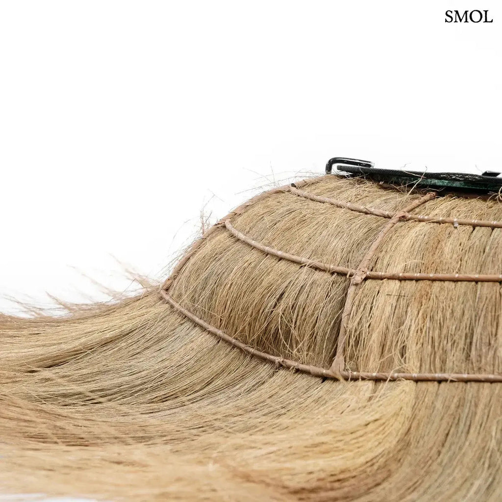 Kézzel font, kör alakú falitükör természetes szárított fűből, napsugár formájú szálakkal és mélyített üvegfelülettel, oldalról