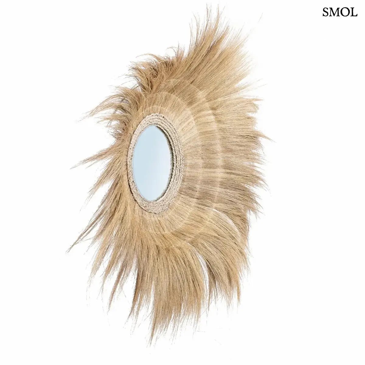 Kézzel font, kör alakú falitükör természetes szárított fűből, napsugár formájú szálakkal és mélyített üvegfelülettel, oldalról, fehér háttérrel