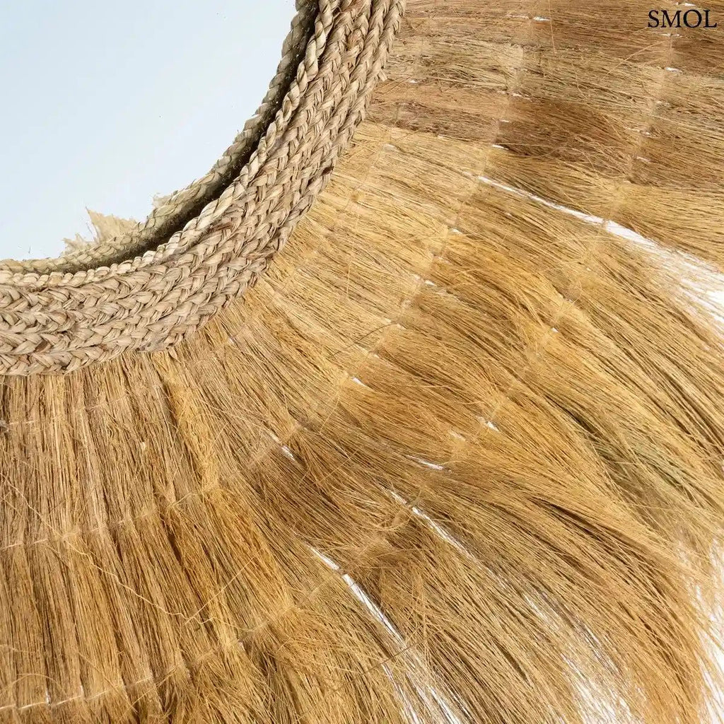 Kézzel font, kör alakú falitükör természetes szárított fűből, napsugár formájú szálakkal és mélyített üvegfelülettel, fű nagyítva