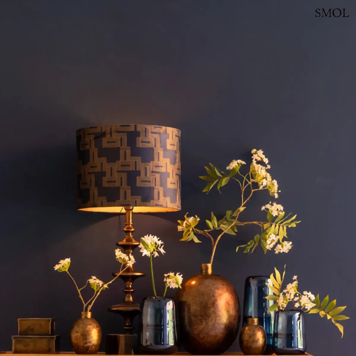 Két darabból álló, szögletes kialakítású antik bronz fémdoboz szett ékszerek és emlékek tárolására, asztalon