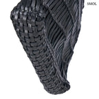 Kézzel fonott fekete bőr táska elegáns textúrával, hosszú vállpánttal és tágas kialakítással, alulról