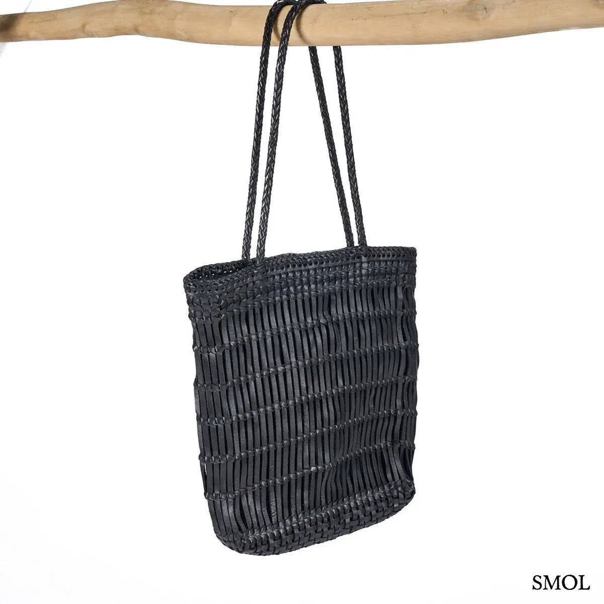 Kézzel fonott fekete bőr táska elegáns textúrával, hosszú vállpánttal és tágas kialakítással, rúdon