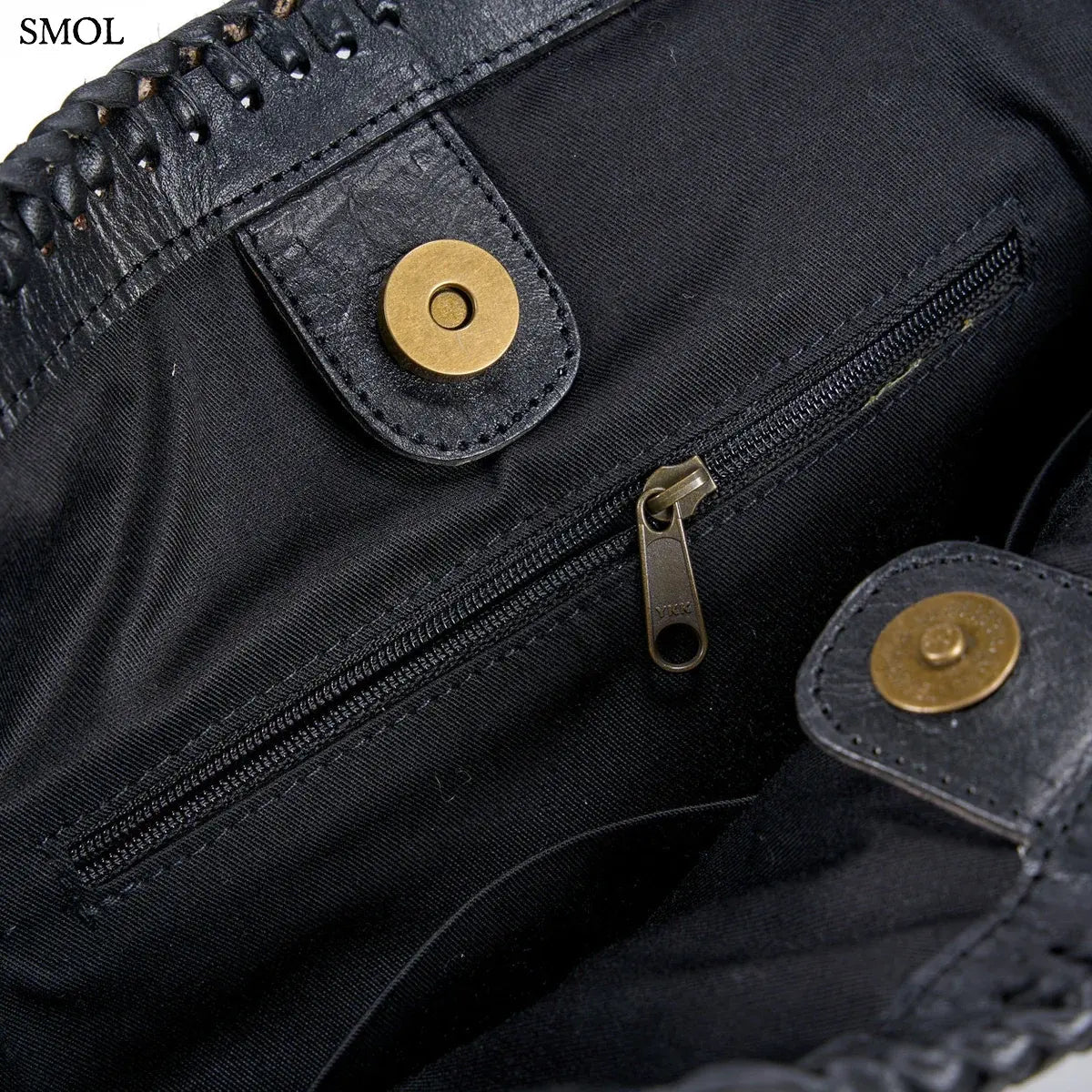 Kézzel fonott fekete bőr táska elegáns textúrával, hosszú vállpánttal és tágas kialakítással, belső zseb és csatt