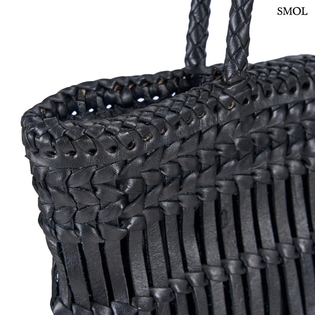 Kézzel fonott fekete bőr táska elegáns textúrával, hosszú vállpánttal és tágas kialakítással, felső rész nagyítva