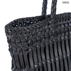 Kézzel fonott fekete bőr táska elegáns textúrával, hosszú vállpánttal és tágas kialakítással, felső rész nagyítva
