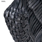 Kézzel fonott fekete bőr táska elegáns textúrával, hosszú vállpánttal és tágas kialakítással, alja nagyítva