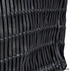 Kézzel fonott fekete bőr táska elegáns textúrával, hosszú vállpánttal és tágas kialakítással, oldalról