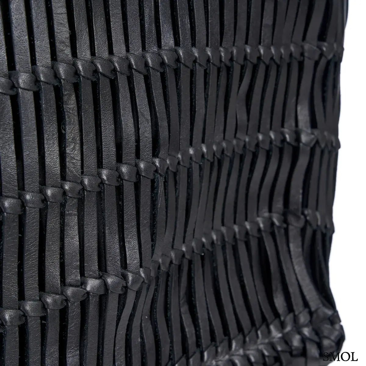 Kézzel fonott fekete bőr táska elegáns textúrával, hosszú vállpánttal és tágas kialakítással, oldalról