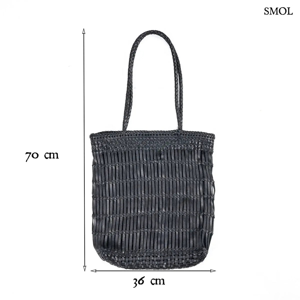 Kézzel fonott fekete bőr táska elegáns textúrával, hosszú vállpánttal és tágas kialakítással, méretekkel