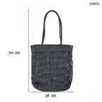 Kézzel fonott fekete bőr táska elegáns textúrával, hosszú vállpánttal és tágas kialakítással, méretekkel